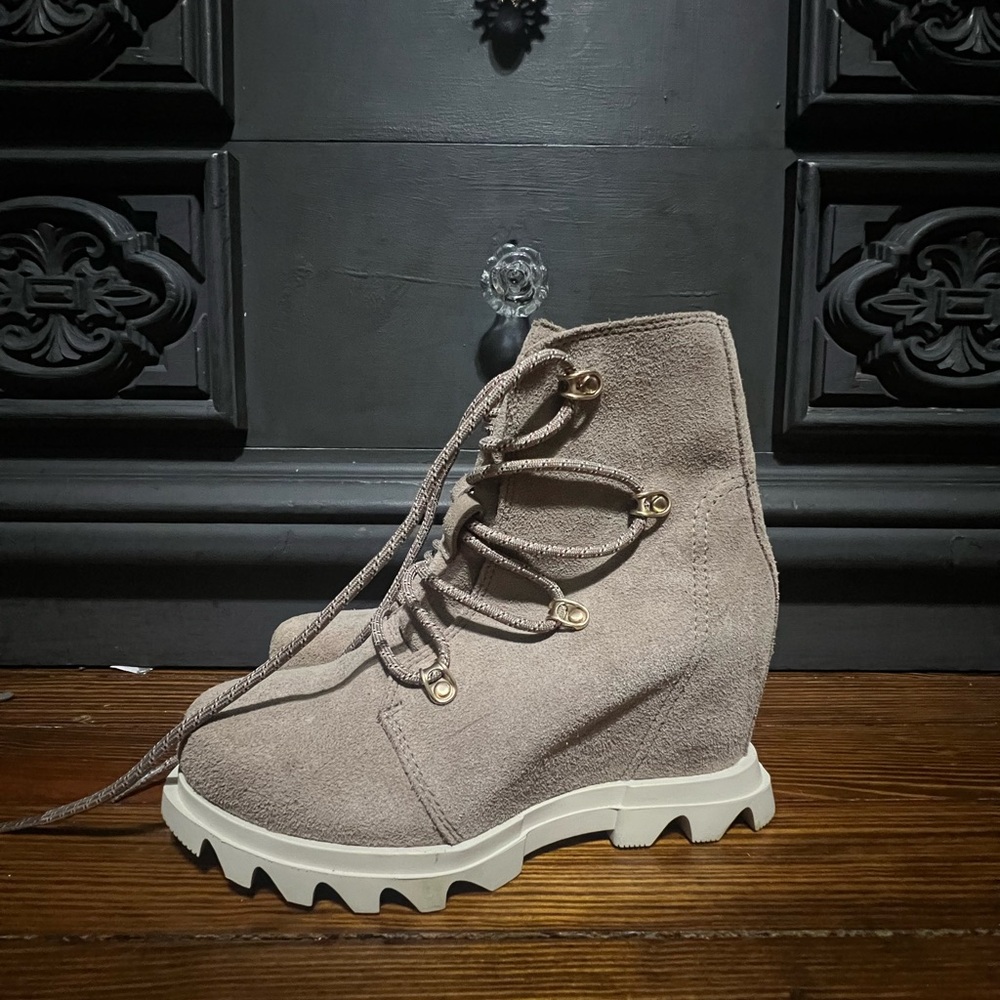 Stylish Suede Ankle Boots with Wedge Heel - Picture 3 of 6